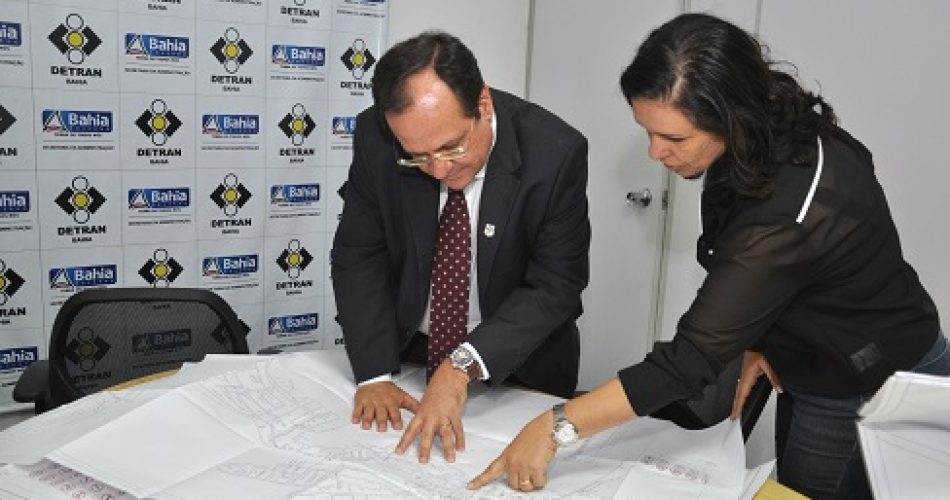 Diretor do Detran, Maurício Bacelar, discute projeto com prefeita de Amargosa, Karina Silva. Foto: Ascom/Detran.