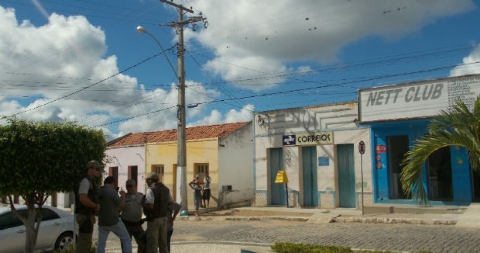 Policiais em frente à agência dos Correios em Bom Jesus da Serra. Foto: arquivo pessoal.