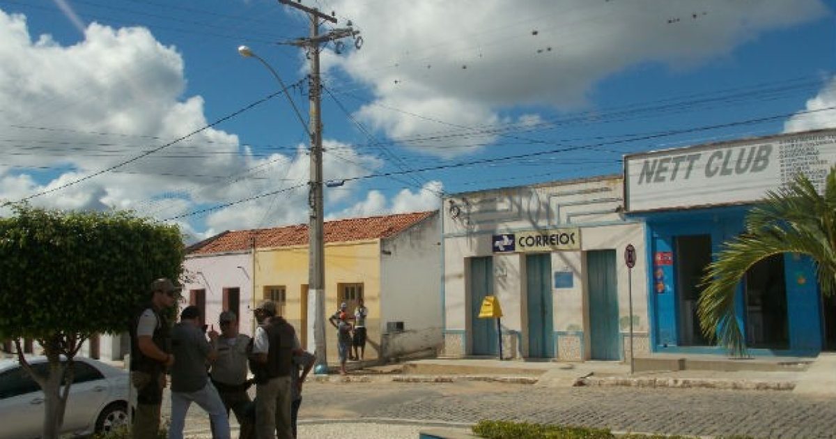 Policiais em frente à agência dos Correios em Bom Jesus da Serra. Foto: arquivo pessoal.