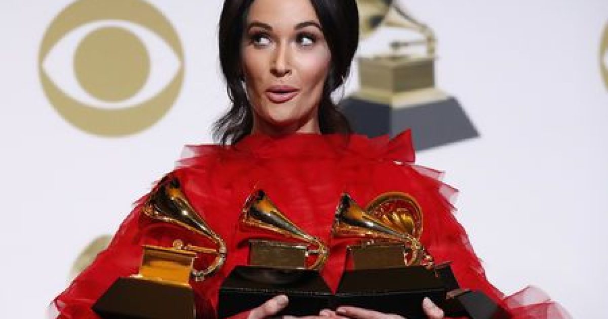 Kacey Musgraves segura três prêmios Grammy conquistados durante cerimônia em Los Angeles REUTERS/Mario Anzuoni