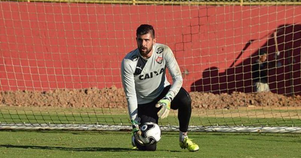 Fernando Miguel já treina normalmente e deve pegar Flamengo. Foto: Francisco Galvão/EC Vitória.