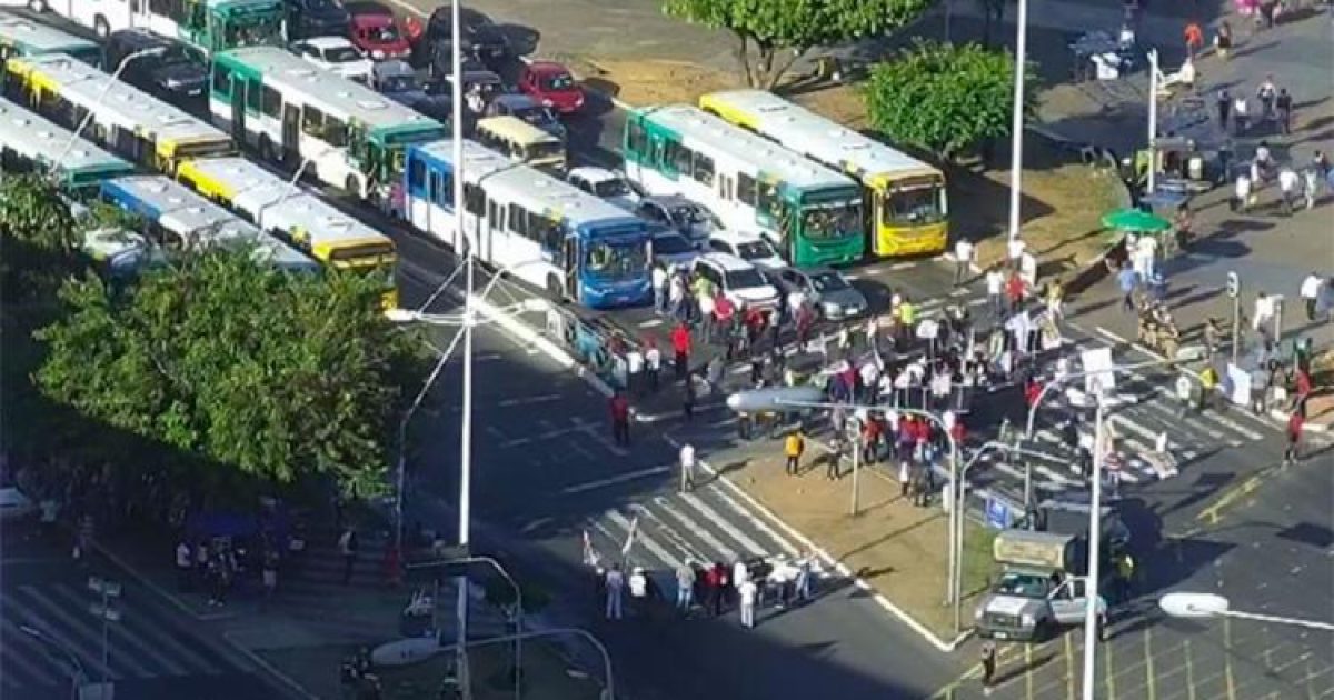 Trânsito foi bloqueado para quem vem do Itaigara e da avenida Bonocô, ambos sentido Paralela. Foto: Divulgação/Transalvador.