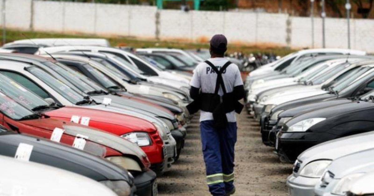 Ao todo, são 1.600 lotes de automóveis e sucatas. Foto: Raul Spinassé.