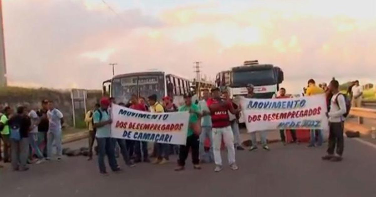 Grupo ocupa via na entrada do município. Imagem: Reprodução/TV Bahia.