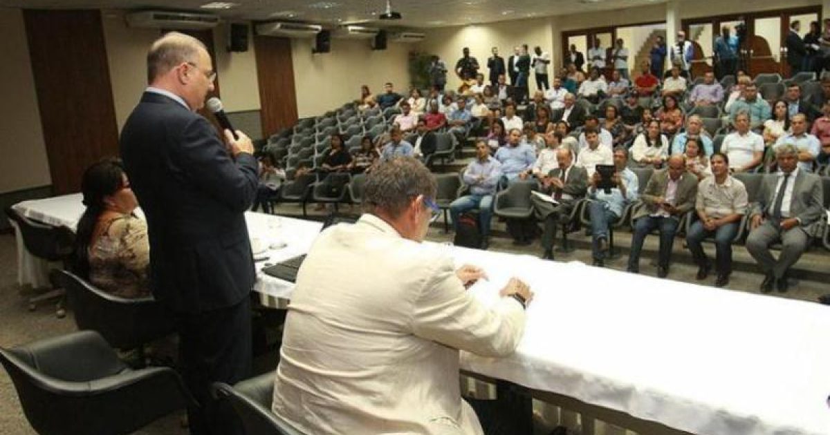 Titular da Sesab, Fábio Vilas-Boas, durante reunião. Foto: Joá Souza .