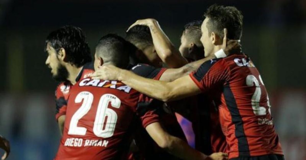 Jogadores do Vitória comemoram gol contra o Sport. Foto: Raul Spinassé.