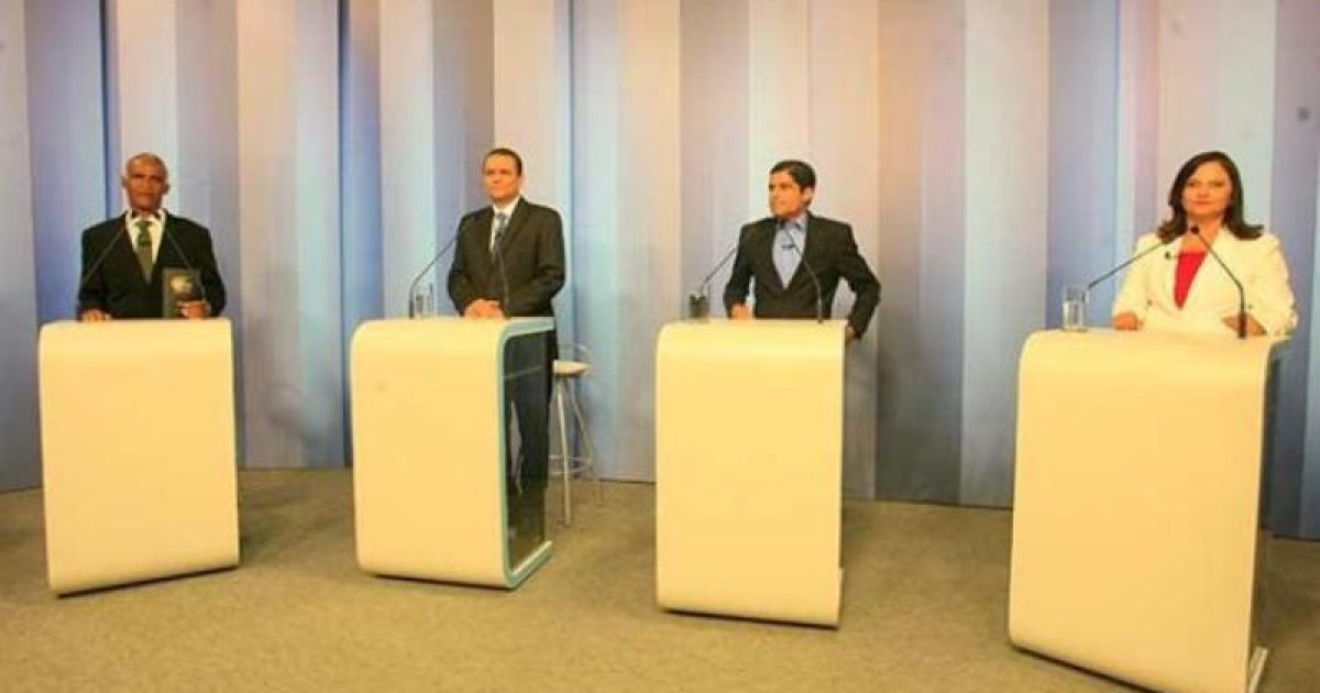 Quatro dos 7 candidatos participaram do debate: Alice Portugal, ACM Neto, Cláudio Silva e Isidório. Foto: Mila Cordeiro.