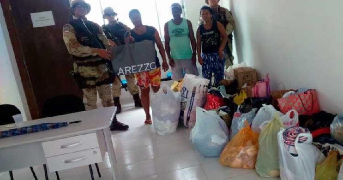 Polícia Militar entregou alimentos, roupas, água, entre outros materiais à população. Foto: Divulgação/SSP.