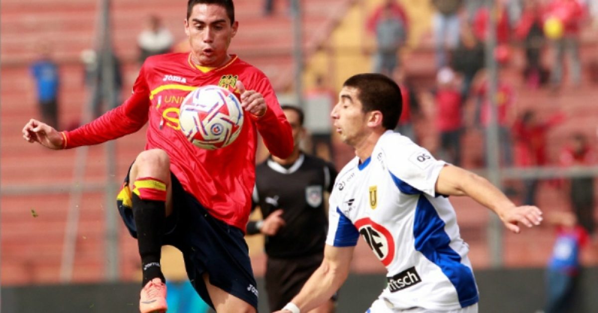 Pineda, de vermelho, foi artilheiro do Campeonato Chileno pelo Unión La Calera. Foto: Marcelo Hernandez/Photosport.