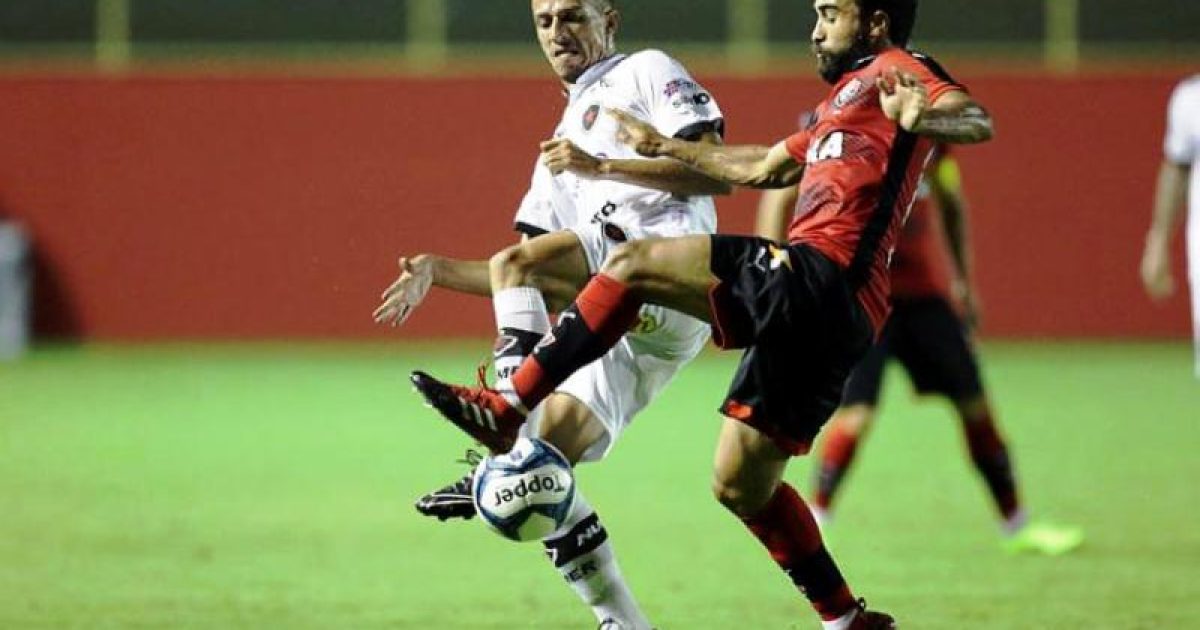 Gabriel Xavier em lance contra o Botafogo-PB. Foto: Raul Spinassé.
