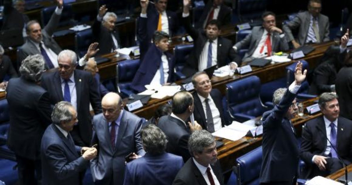 Depois de muito debate e confusão, senadores governistas conseguiram a aprovação da reforma. Foto: Marcelo Camargo.