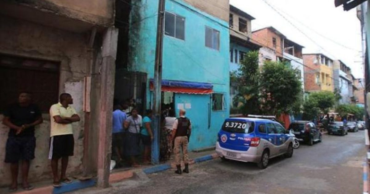 Seis homens armados invadiram a casa verde de andar e cometeram o crime. Foto: Joá Souza.