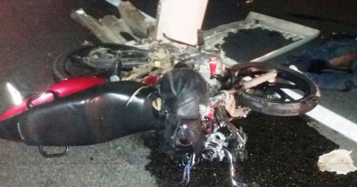 Suspeita é de que, antes do acidente, o motociclista teria tentado fazer uma ultrapassagem proibida, diz polícia. Foto: Blog Itiruçu Online.