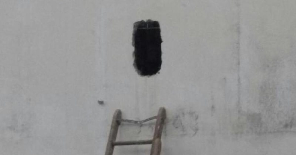 Buraco feito pelos detentos no módulo 5 da penitenciária. Foto: Divulgação/Sinspeb.