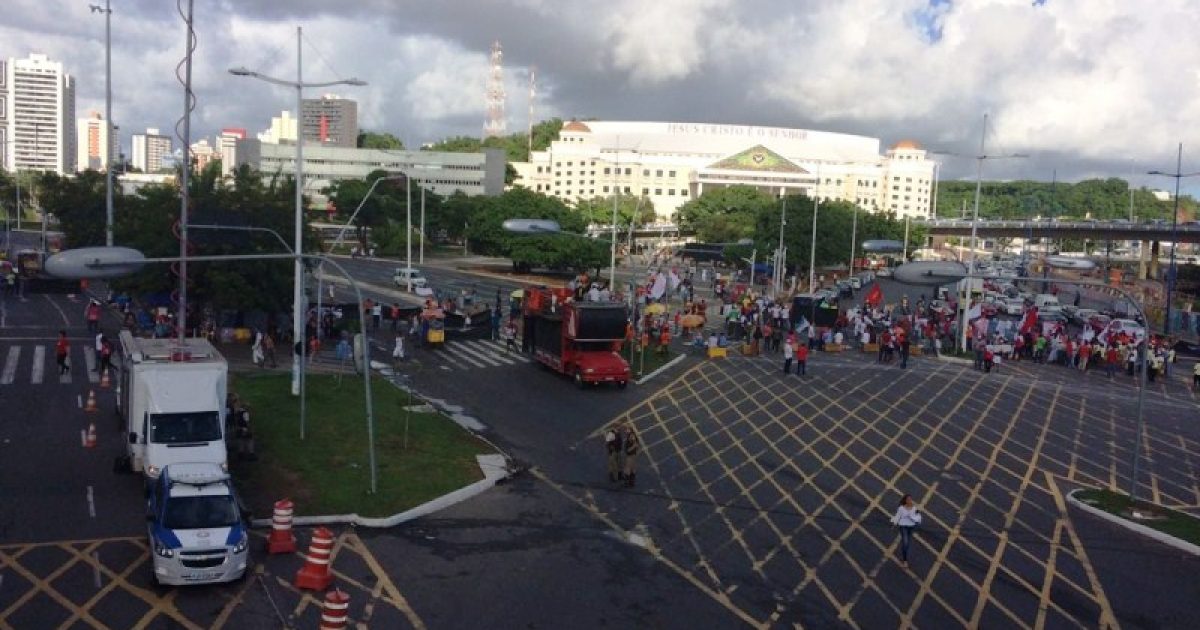 Todas os sentidos da Av. ACM, em Salvador, foram bloqueadas pelos manifestantes. Foto: Juliana Almirante/G1 Bahia.