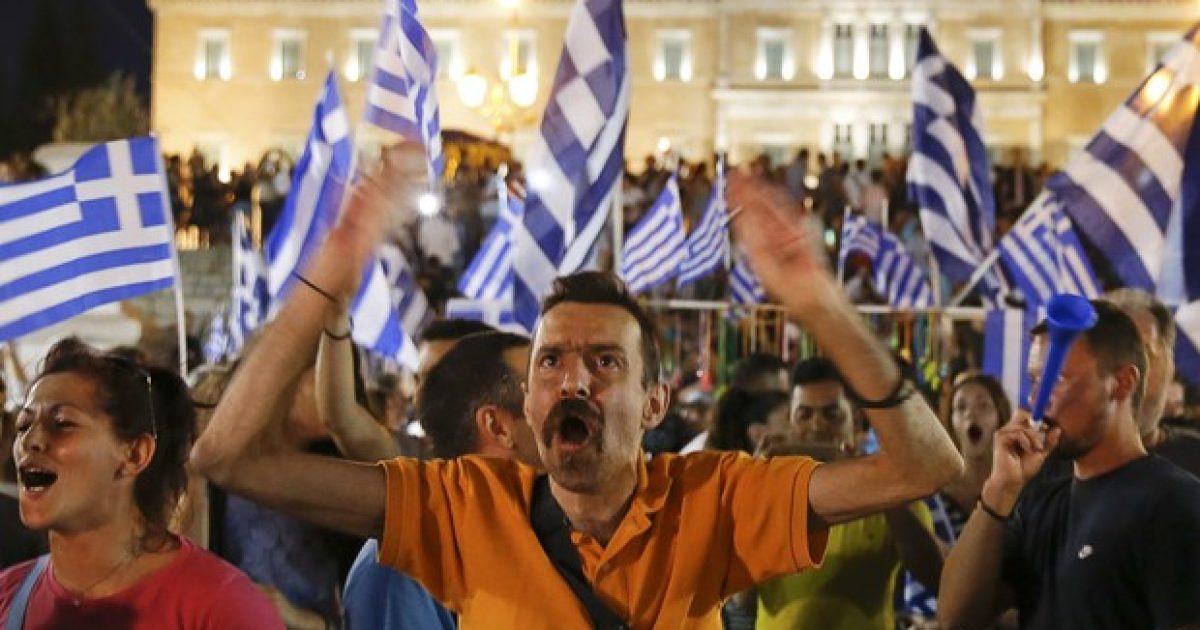 Gregos comemoram resultado do referendo em Atenas (Foto: Reprodução - Yannis Behrakis)