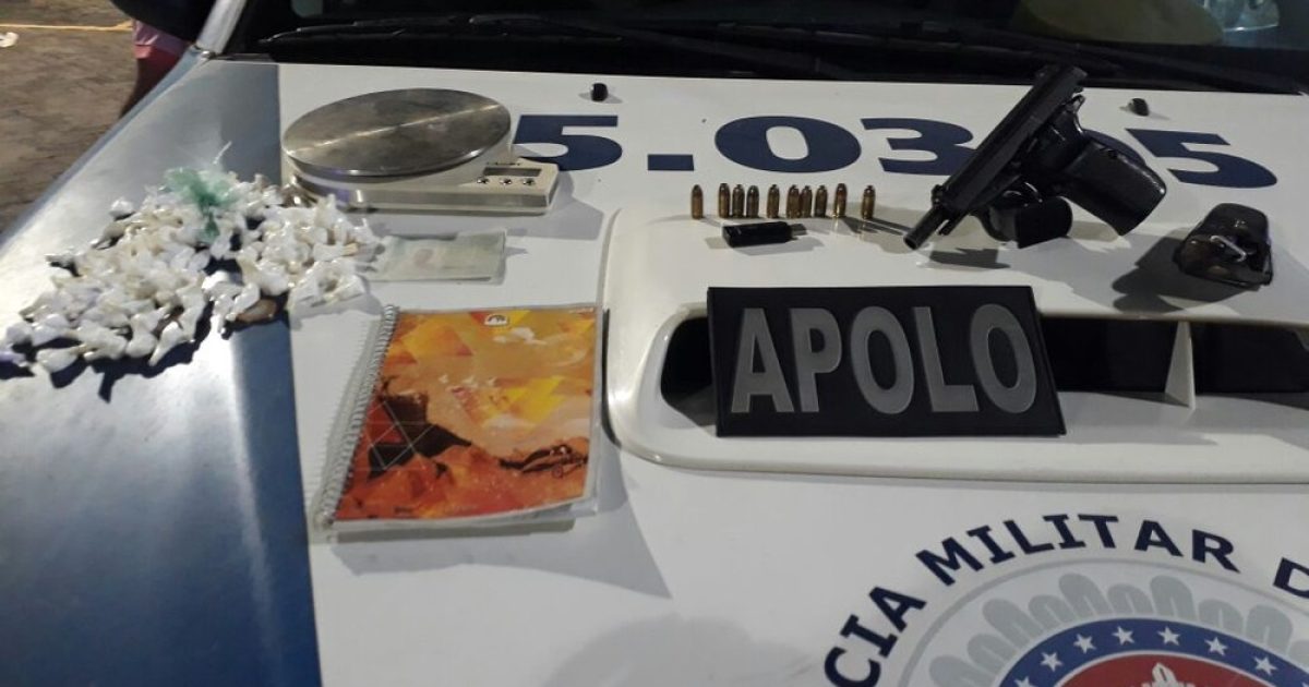 No local, foram encontrados vários papelotes de cocaína e três pessoas foram presas em flagrante.
 (Foto: Divulgação/Polícia Militar)