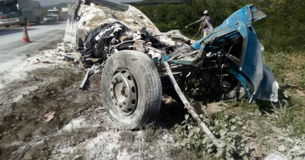 Veículos ficaram destruídos na colisão (Foto: Blog Itiruçu Online)