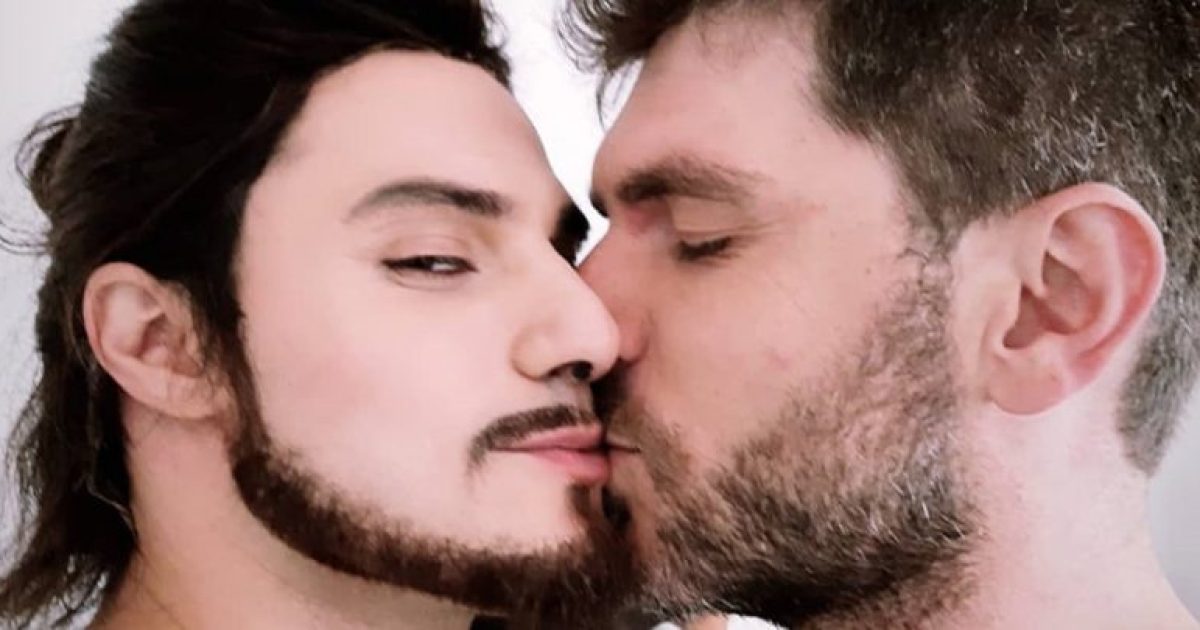 Num registro publicado no Instagram, Hugo aparace ainda caracterizado como o cantor e ganha um beijo no canto da boca do companheiro, que brinca."Peguei o Luan Santana".  (Foto: Reprodução / Instagram)