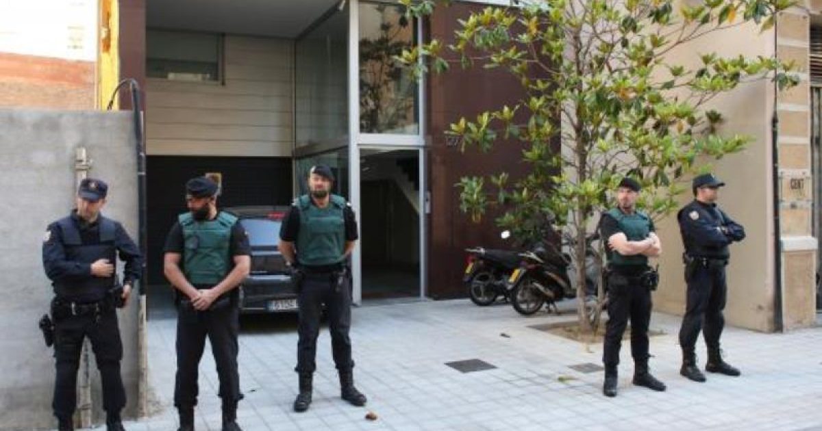 Polícia monta guarda em frente à casa do ex-presidente do FC Barça, Sandro Rosell, em Barcelona (Foto: EPA/Alejandro Garcia/Agência Lusa)