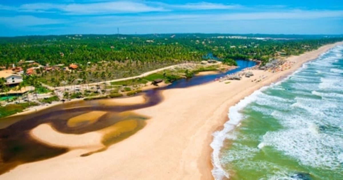Imbassaí é uma localidade turística da Bahia que fica na Linha Verde.