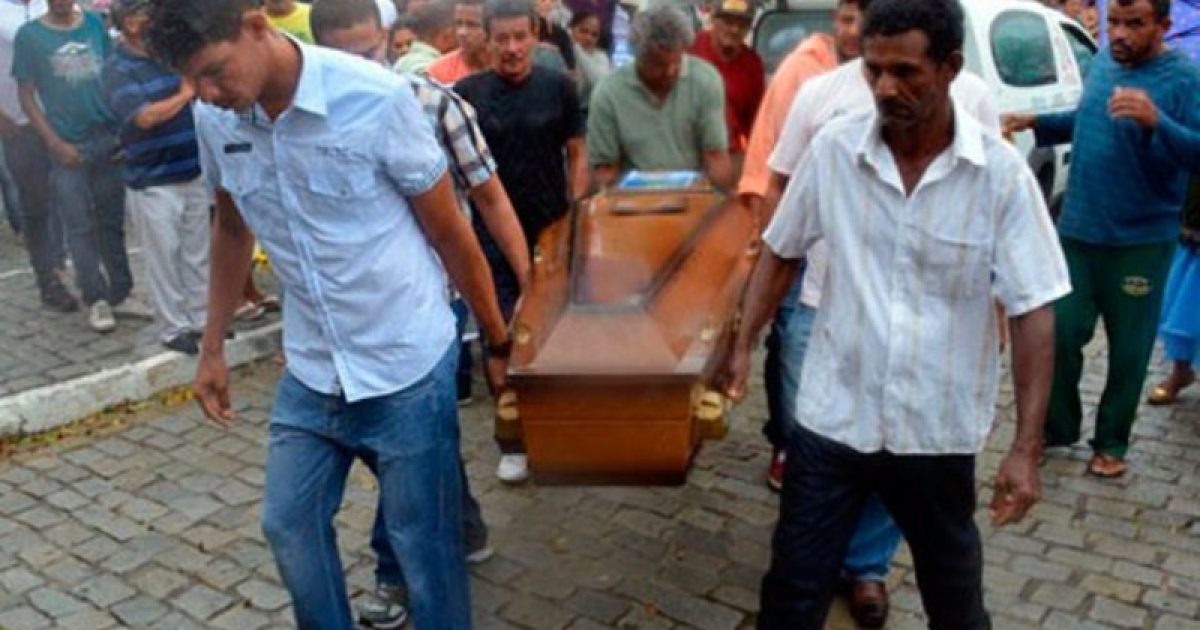 Corpo de Edivaldo Silva de Oliveira foi enterrado no cemitério municipal. Foto: Uoston Pereira/Site Notícias de Santaluz.