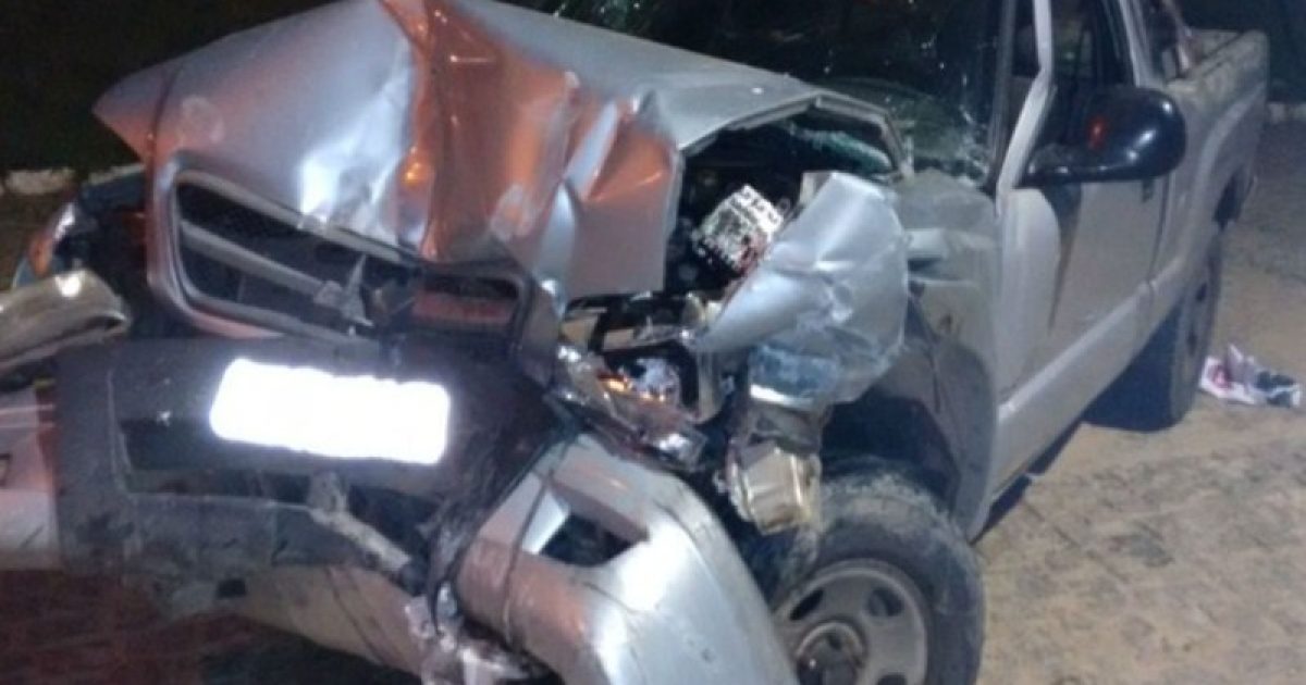 Um carro bateu na traseira do outro, que, após o choque, colidiu em uma motocicleta. Foto: Voz da Bahia/Carlos José.