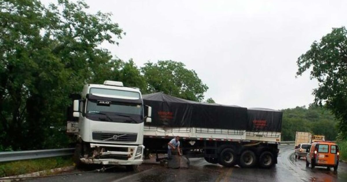 Motorista disse que perdeu o controle do veículo; pista estava molhada. Foto: Ivonaldo Paiva/Blogbraga.