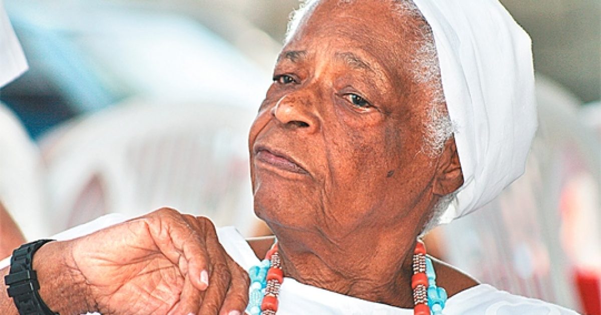 Mãe Stella de Oxóssi é considerada a mais influente e respeitada líder religiosa do candomblé em atividade no país.