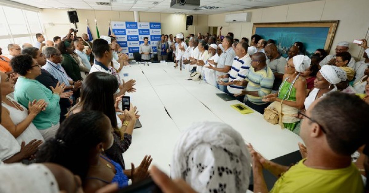 Decreto foi assinado em cerimônia no Palácio Thomé de Souza. Foto: Divulgação / Agecom.