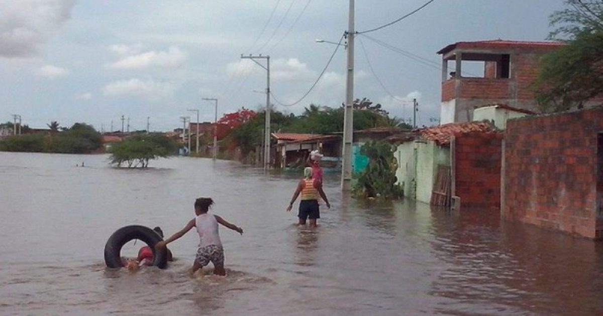 Ruas ficaram alagadas após o Rio Boqueirão transbordar com as chuvas, na sexta-feira (22).