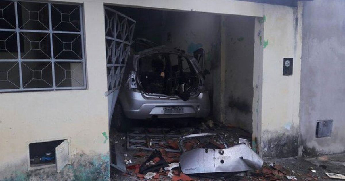 Bandidos derrubaram o portão da garagem e acionaram um explosivo no banco de trás do veículo. Foto: Bahia10.Com.Br.