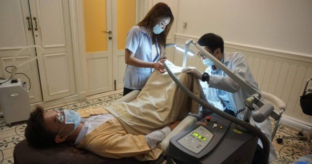 Homem faz procedimento na Tailândia. Foto: Lelux Hospital/AFP.