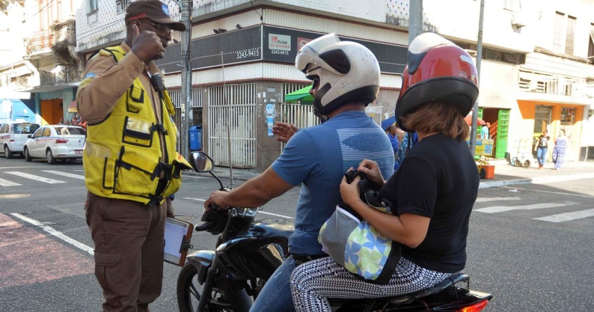 Agente da Transalvador orienta motociclista em rua de Salvador — Foto: Jefferson Peixoto/Prefeitura de Salvador
