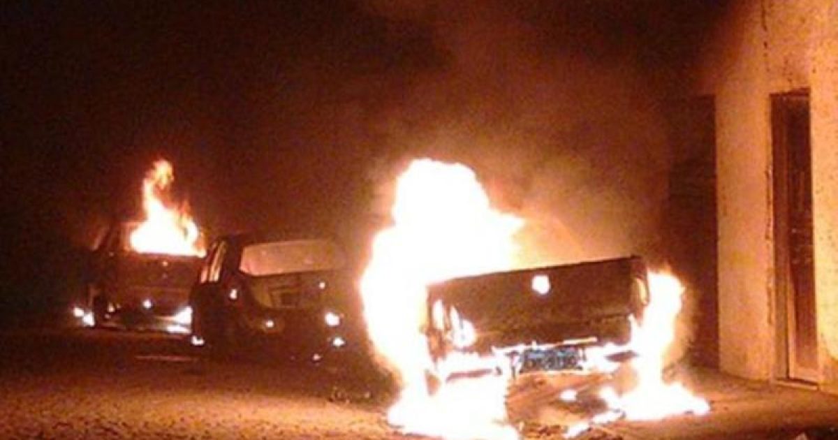Criminosos incendiaram três carros nesta semana. Foto: Reprodução/Blog de Tavares.
