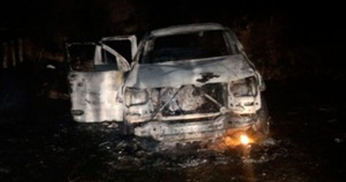 Carro foi queimado durante ação criminosa. Foto: Divulgação/PM Caculé.