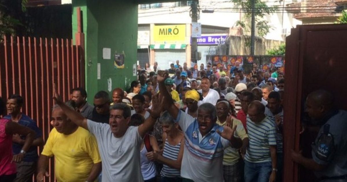 Eleitores correm para entrar no Colégio Luís Viana Filho, em Salvador, para votar. Os portões foram abertos às 7h59. Foto: Alex de Paula/G1.
