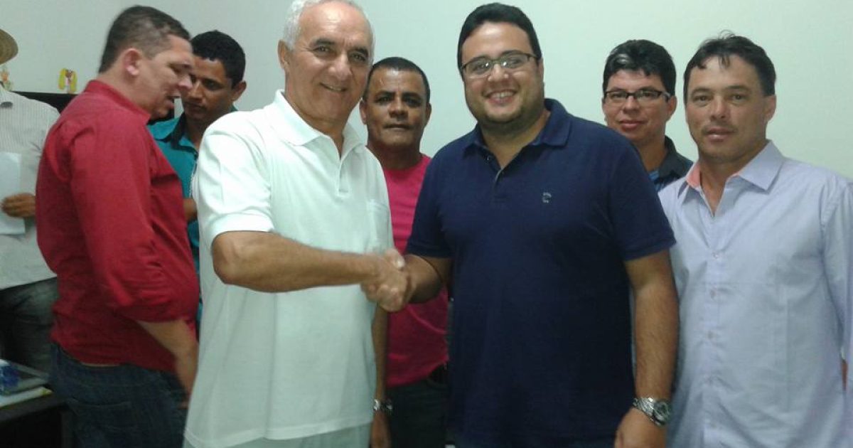 Armando de Souza (camisa branca) é o novo prefeito de Macarani. Foto: politicosdosuldabahia.com.br