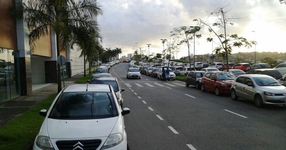 Clientes estacionados nos arredores do shopping. Foto: informa1.com.br.