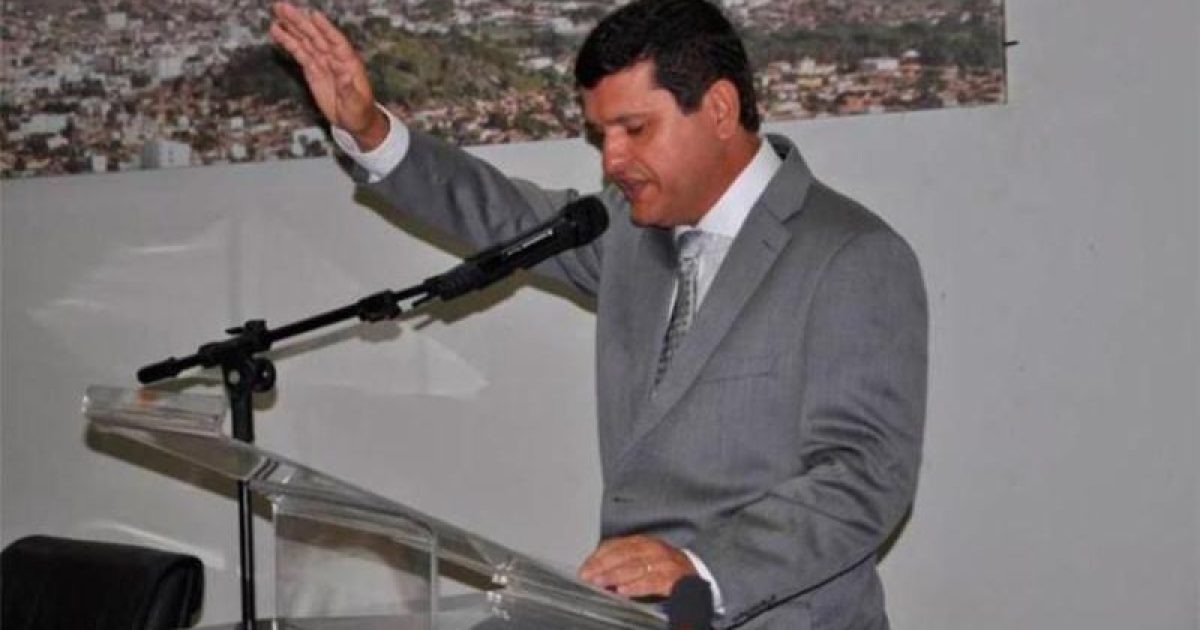 Em primeiro ato como prefeito, Jairo Magalhães ainda cancelou pacto com outro "Deus". Foto: A Tarde/Reprodução/Blog do Marcelo.