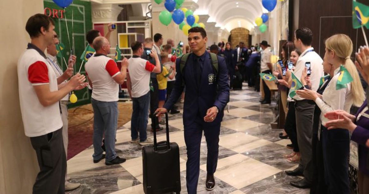 Na chegada ao hotel, os jogadores e a comissão técnica foram recepcionados pelos funcionários. Foto: Lucas Figueiredo/CBF.