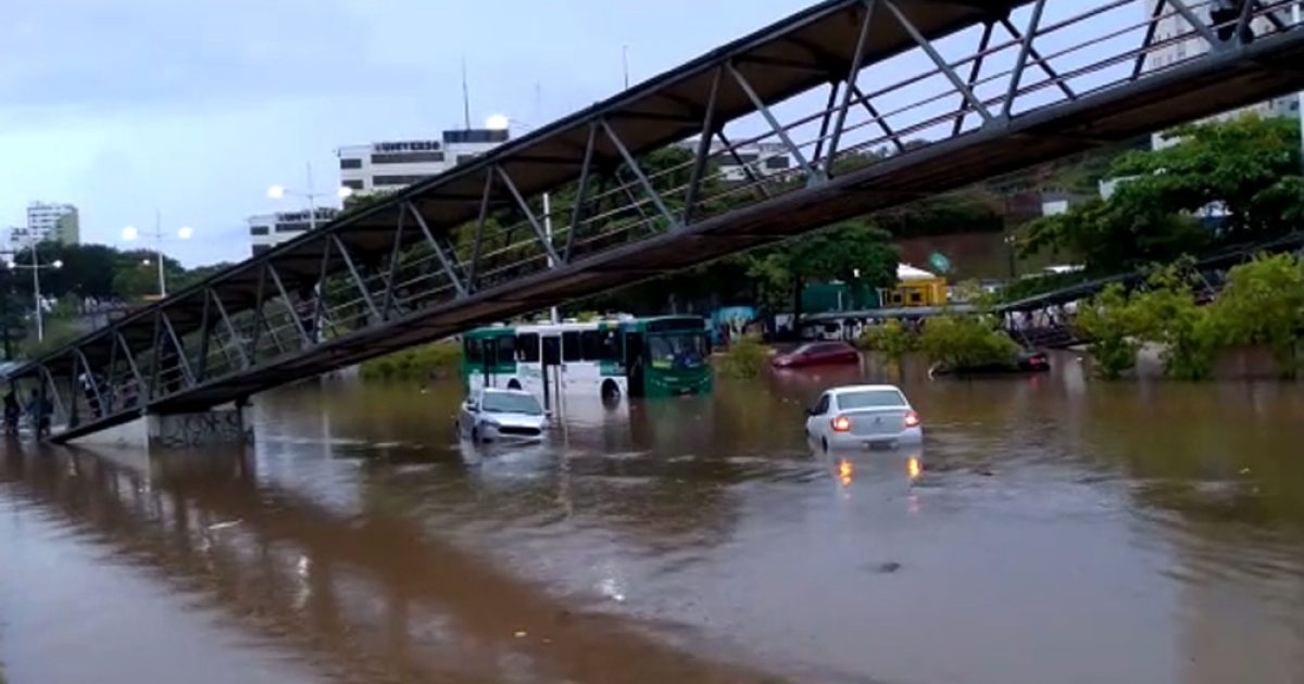 Avenida ACM fica alagada durante chuva forte em Salvador — Foto: Alberto Luciano/TV Bahia