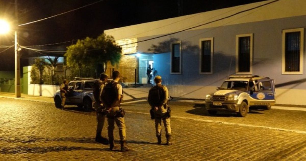 Polícia cercou o fórum e conseguiu prender o criminoso. Foto: Giro em Ipiaú.