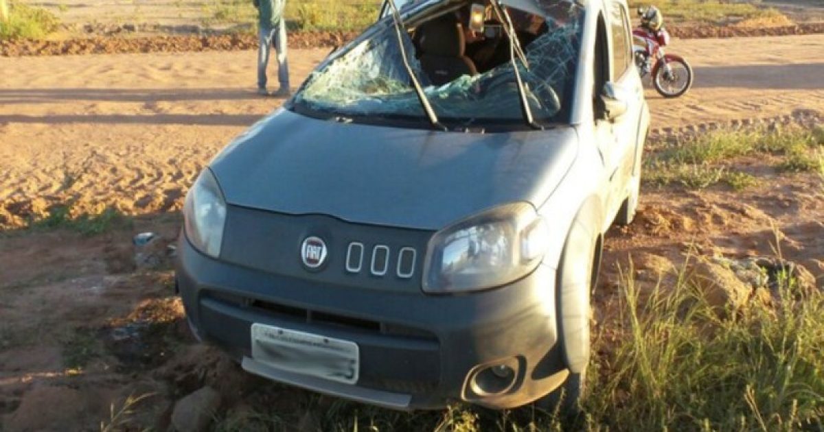 Ocupantes do veículo sofreram apenas ferimentos leves. Foto: blogbraga/Repórter Edivaldo Braga.