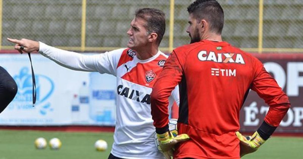 Mancini orienta Fernando Miguel, que volta ao time titular. Foto: Francisco Galvão/EC Vitória.