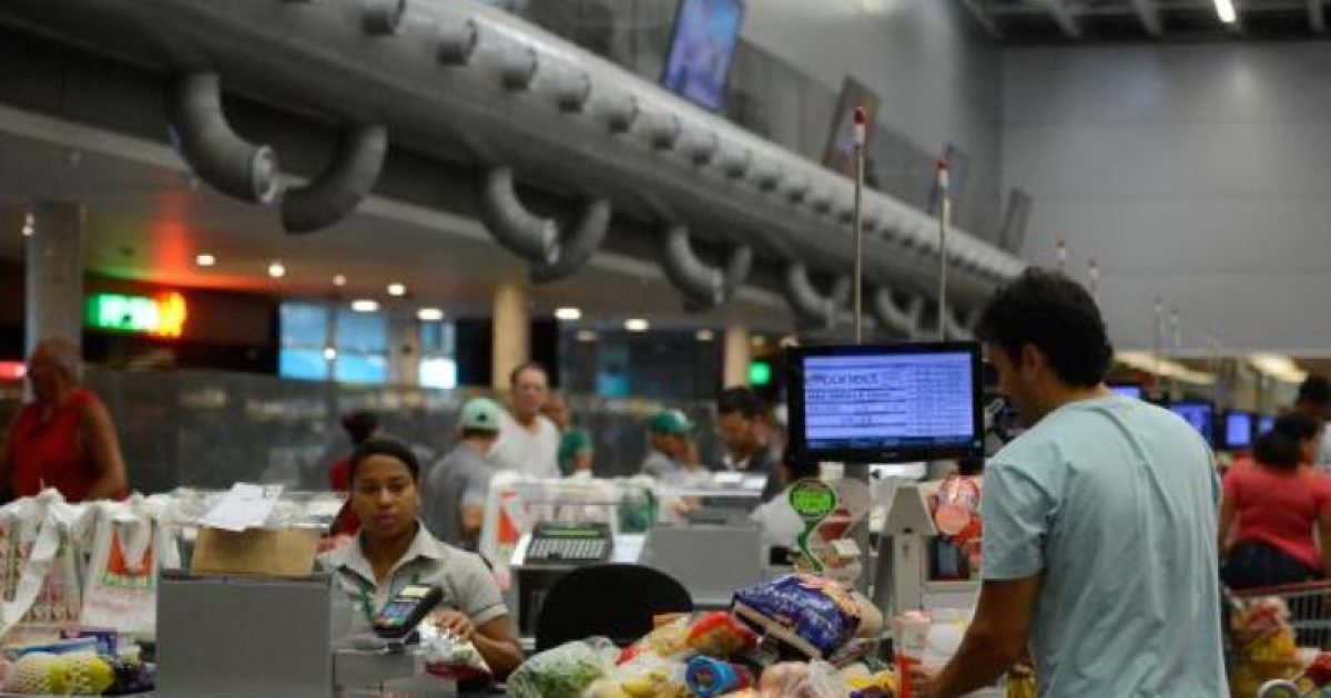 Varejo teve queda de 0,7%, mas supermercados, alimentos, bebidas e fumo acusaram alta de 0,2% nas vendas. Foto: Tânia Rêgo.