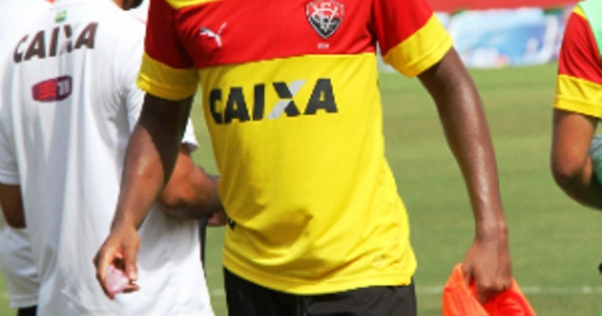 Marcelo recebeu o terceiro cartão amarelo no jogo contra o Fluminense.
