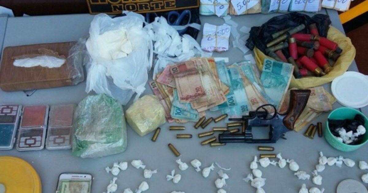 Dinheiro, drogas e arma foram apreendidos e levados para Delegacia de Juazeiro. Foto: Divulgação/Polícia Civil.