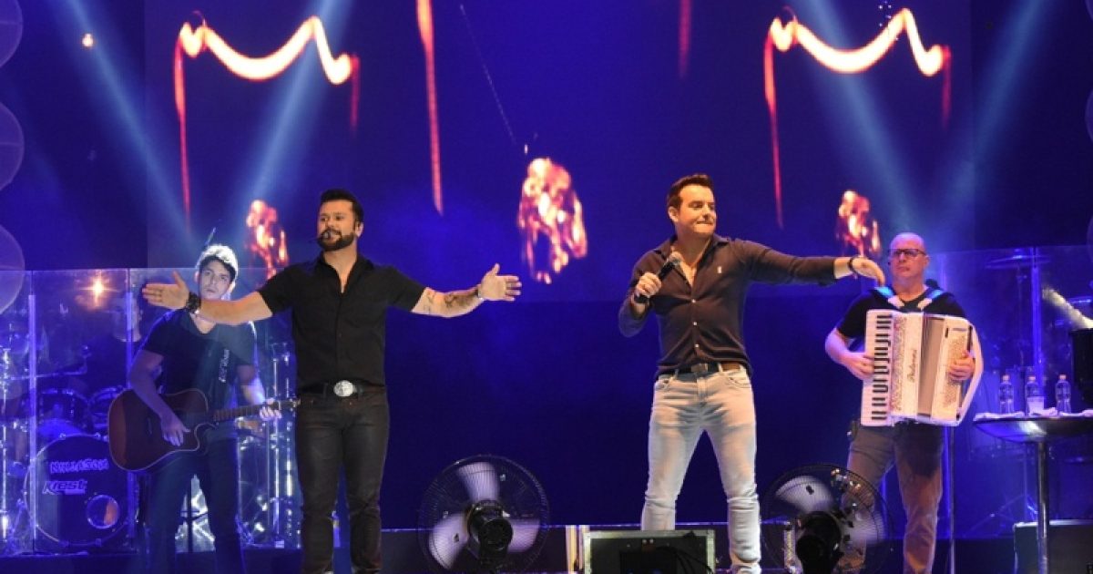 Em turnê com o show ‘Tão Feliz’, baseado no quarto CD e DVD da carreira, a dupla se divertiu durante a apresentação.