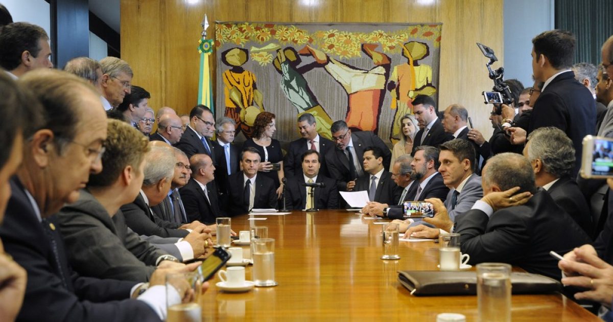 Deputados e assessores filmam a entrega da reforma da Previdência pelo presidente Jair Bolsonaro, no gabinete do presidente da Câmara, Rodrigo Maia (DEM-RJ) — Foto: Luis Macedo/Câmara dos Deputados
